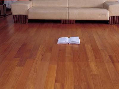 當(dāng)初我們夫妻不聽(tīng)工人建議,非要鋪實(shí)木地板,現(xiàn)在是苦不堪言!